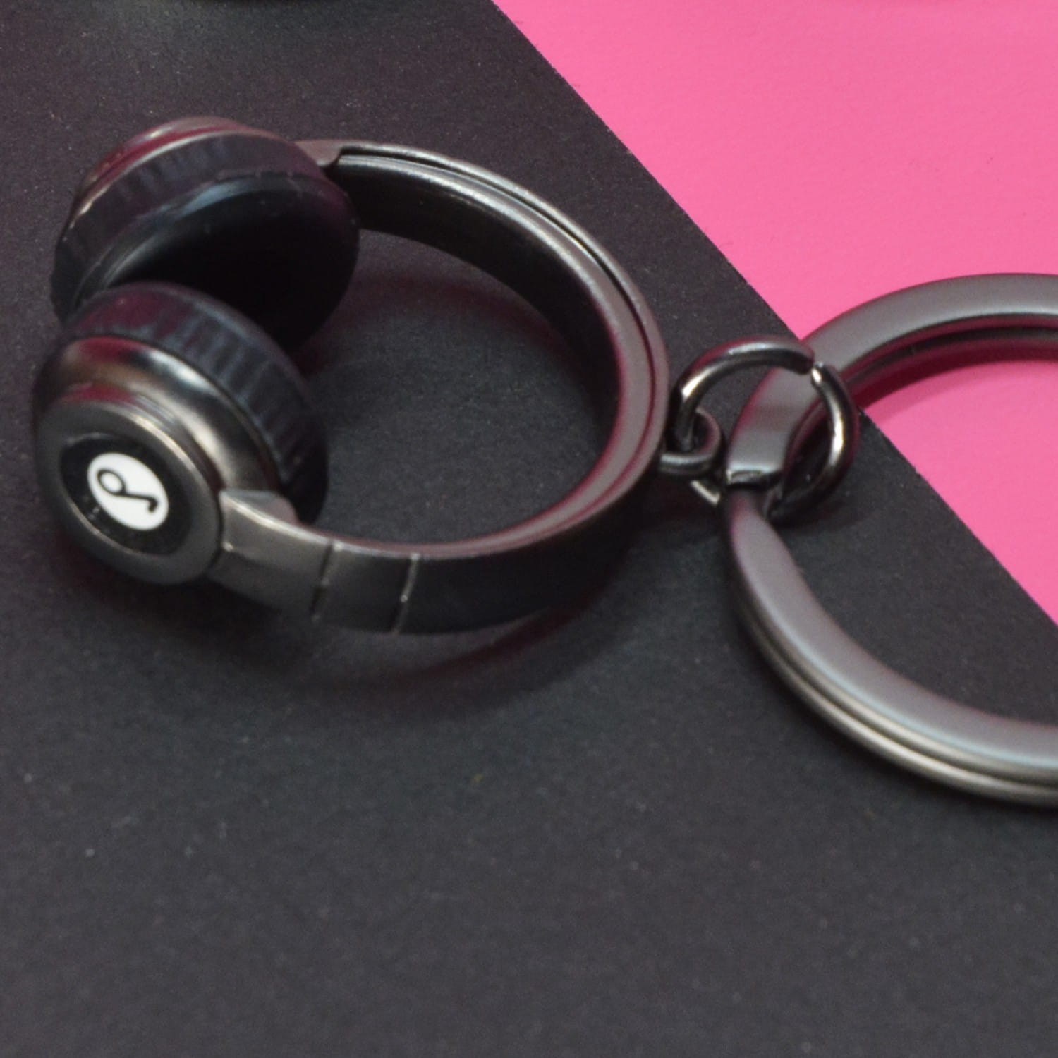 Black Headphones Keyring - Image 4